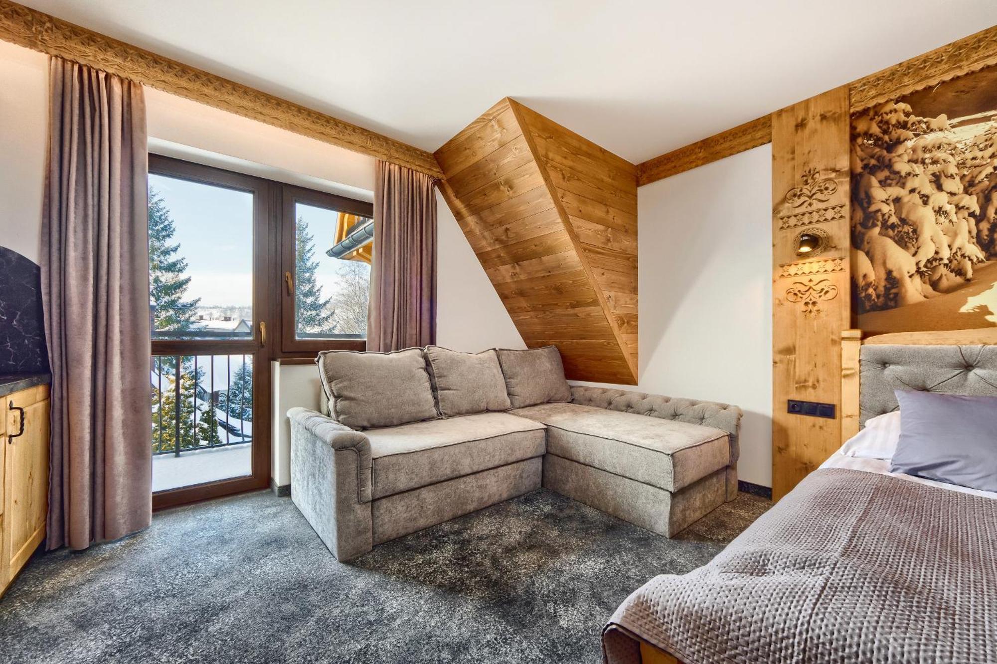 One-Bedroom Apartment Balcony Mountain View