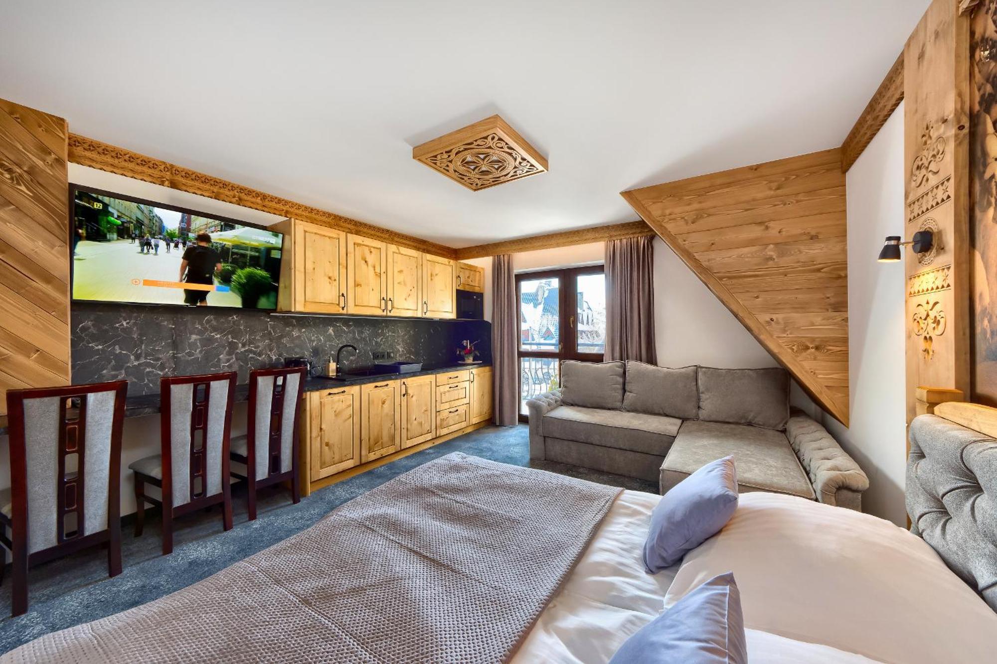 One-Bedroom Apartment Balcony Mountain View
