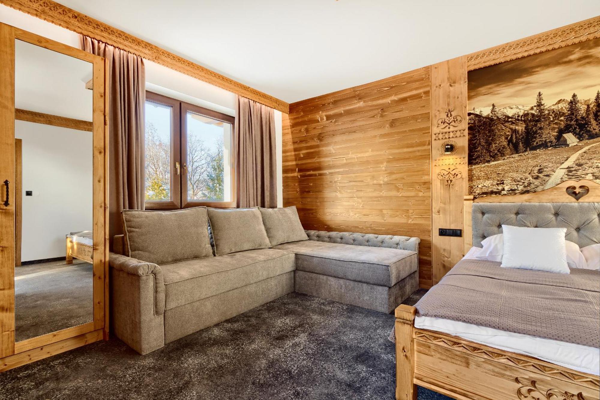 One-Bedroom Apartment Balcony Mountain View
