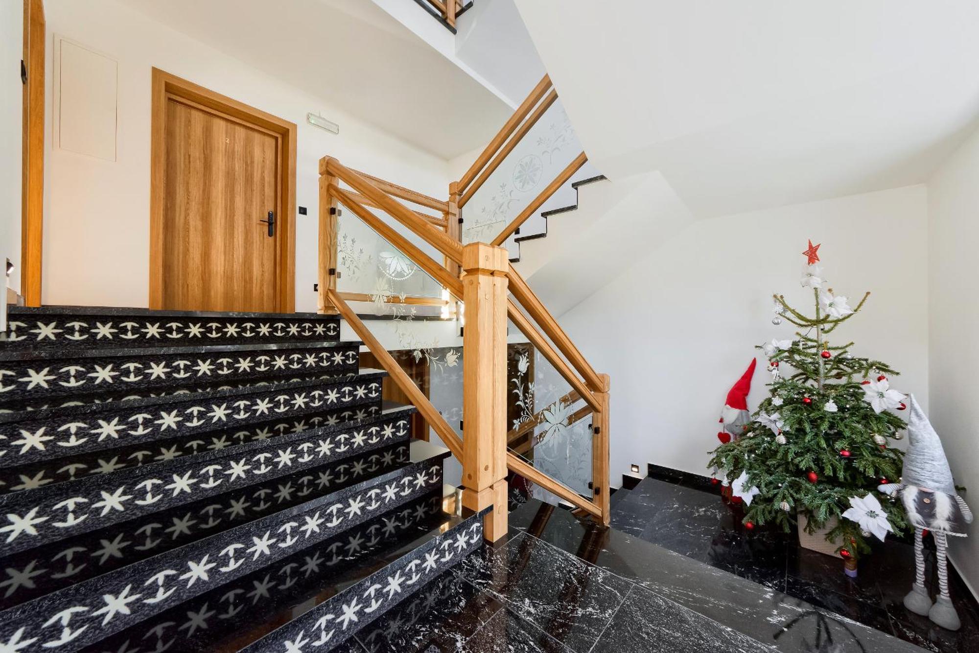 One-Bedroom Apartment Balcony Mountain View