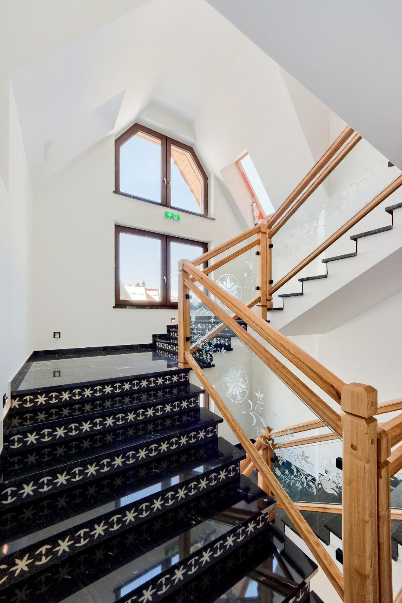 One-Bedroom Apartment Balcony Mountain View