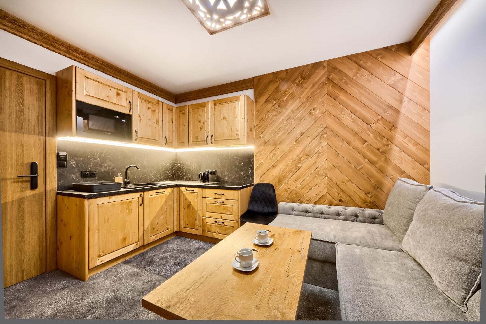 One-Bedroom Apartment Balcony Mountain View