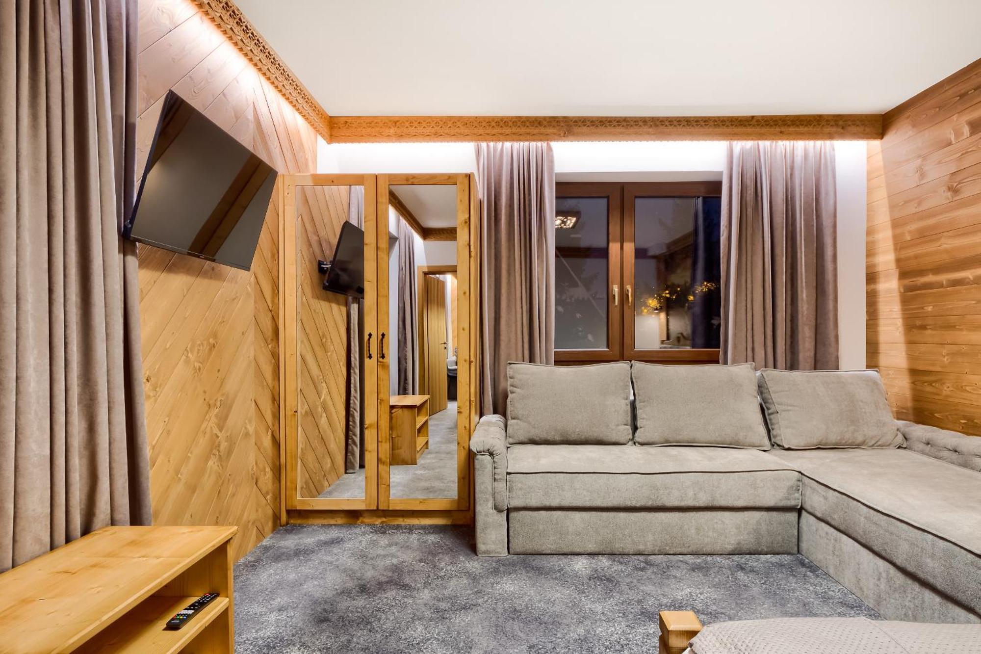 One-Bedroom Apartment Balcony Mountain View