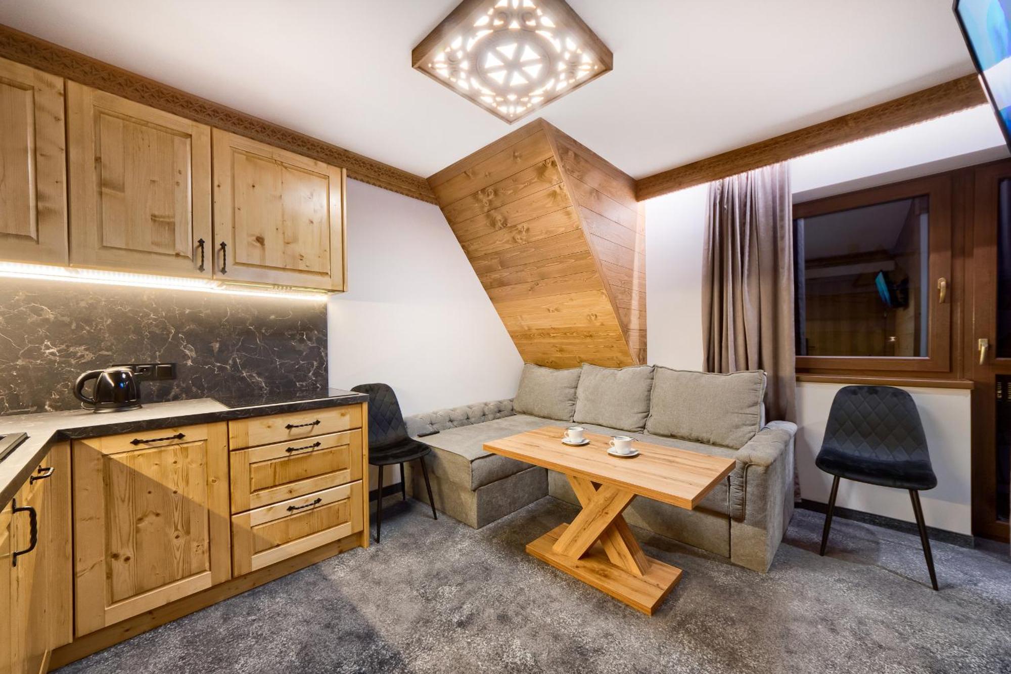 One-Bedroom Apartment Balcony Mountain View