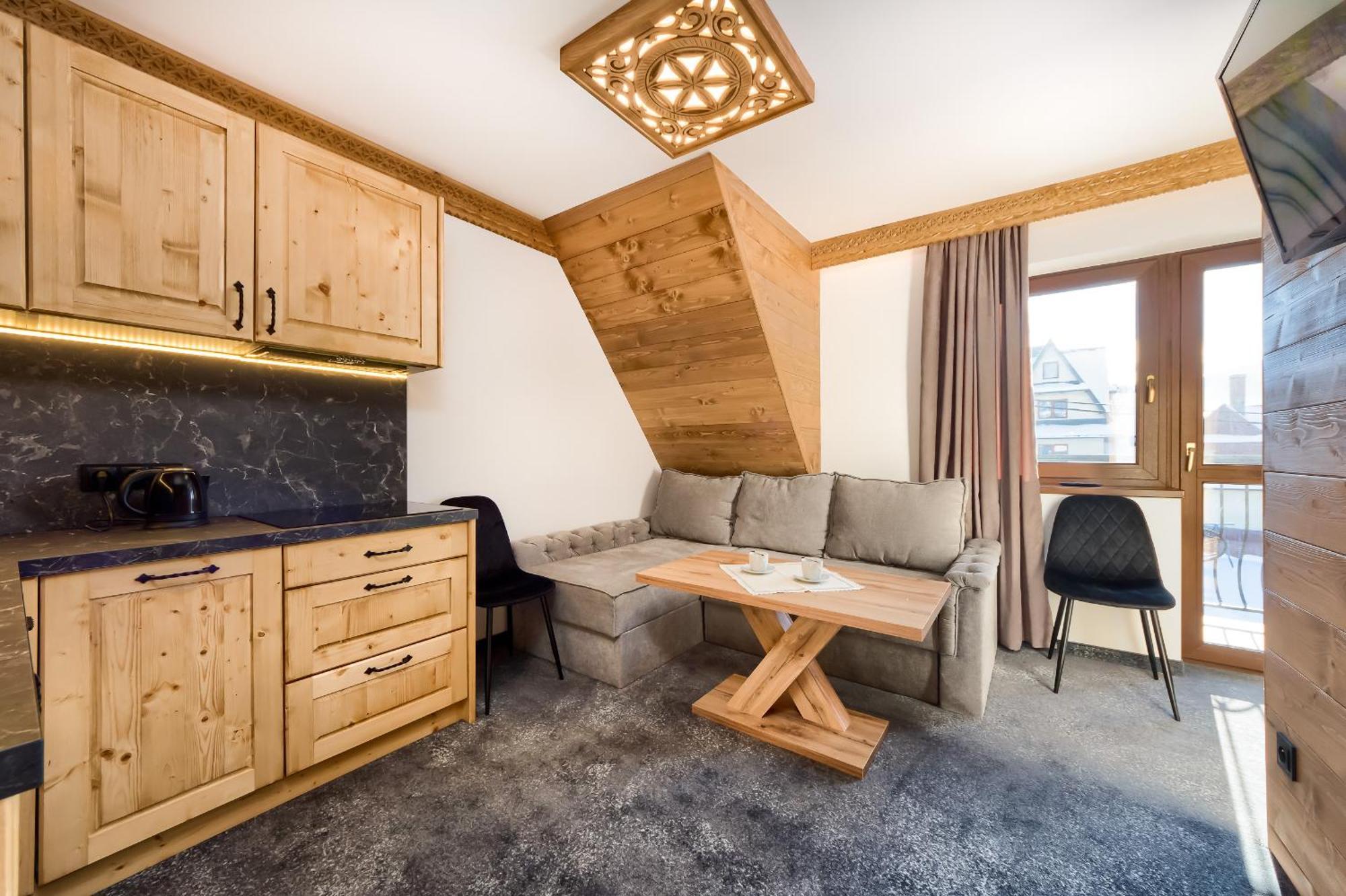 One-Bedroom Apartment Balcony Mountain View