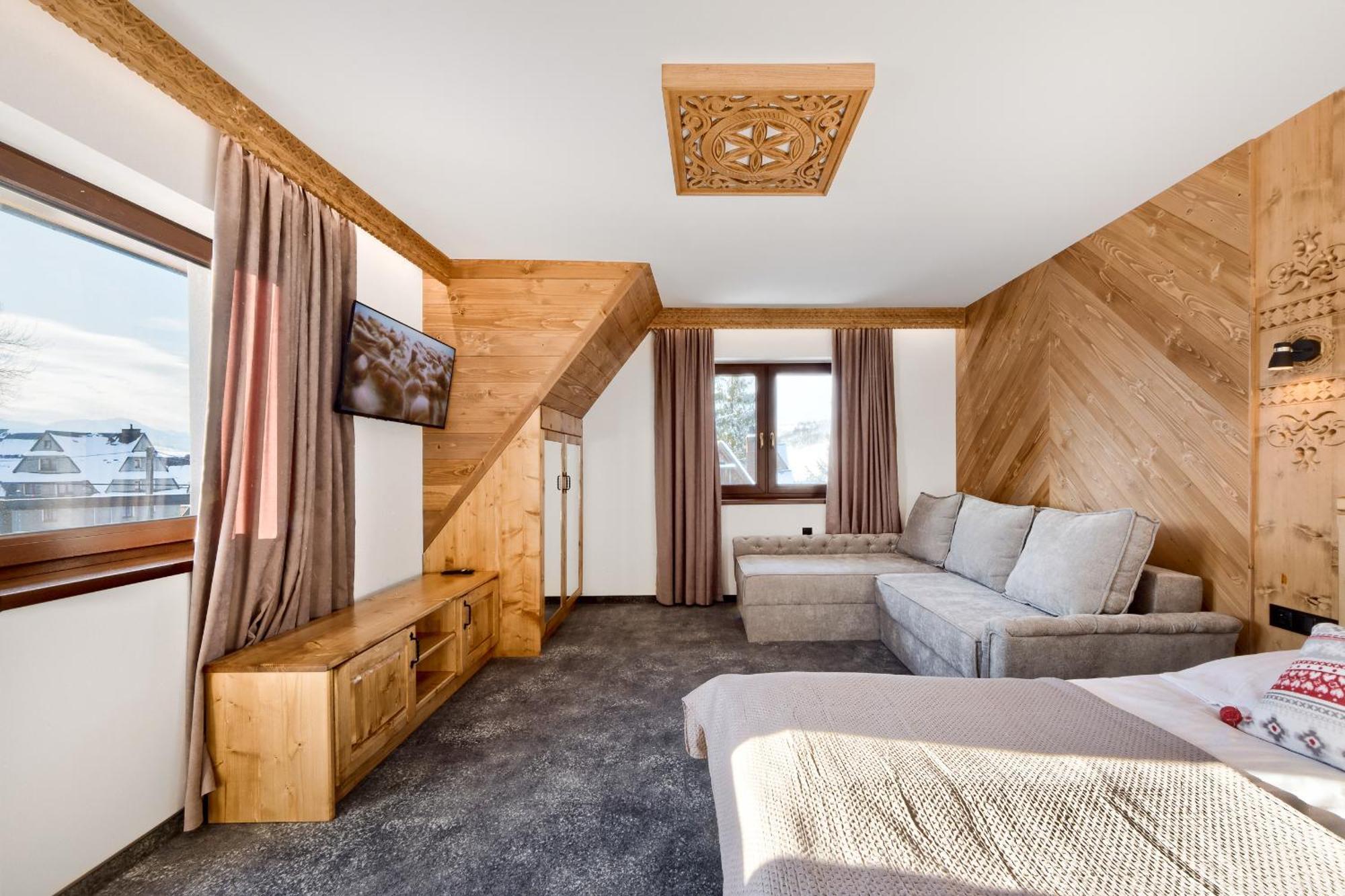 One-Bedroom Apartment Balcony Mountain View