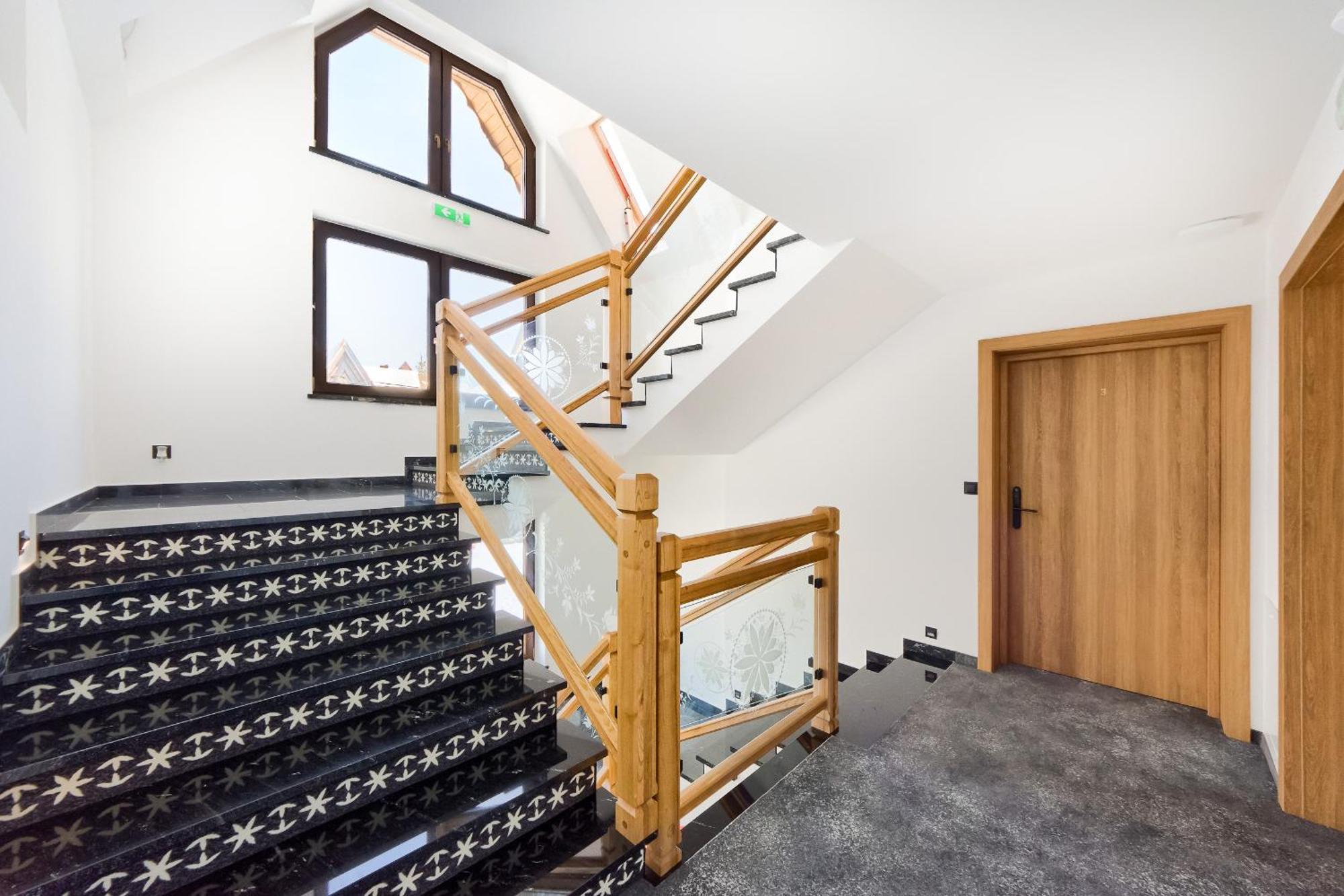 One-Bedroom Apartment Balcony Mountain View