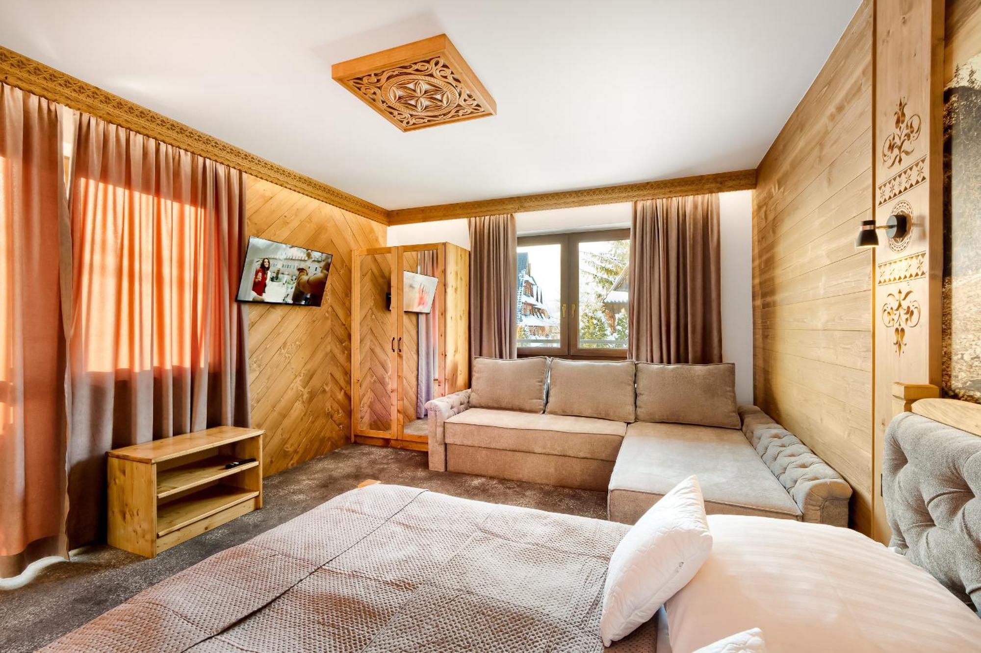 One-Bedroom Apartment Balcony Mountain View